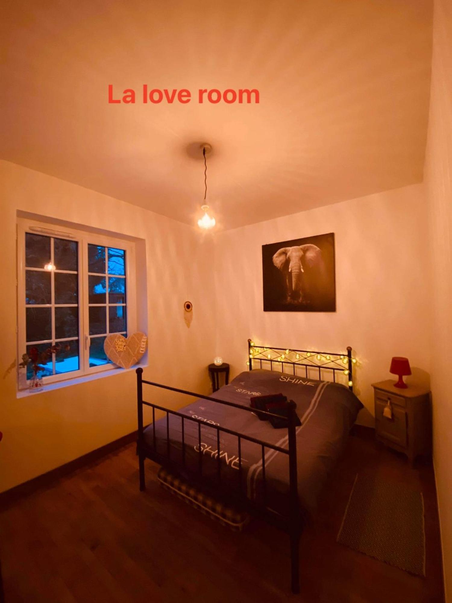Chambre Hotes Montpinchon エクステリア 写真